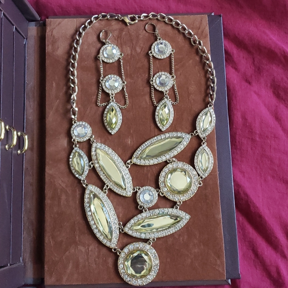 Set the earring and necklace